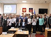 Юным мурманчанам торжественно вручили паспорта в областной Думе