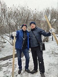Роман Пономарев принял участие в субботнике по очистке территории у памятника С.М. Кирову от мусора и рыхлении снега