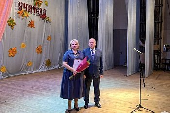 Глава регионального парламента Сергей Дубовой поздравил педагогов с Днем учителя