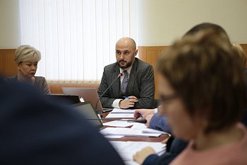 В областной Думе состоялось заседание комитета по экономической политике, энергетике и жилищно-коммунальному хозяйству под председательством Максима Белова
