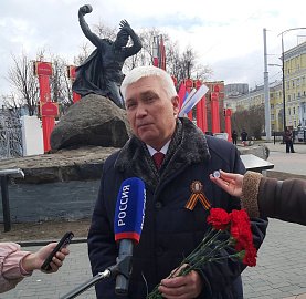 Уважаемые земляки, 6 мая принял участие в торжественном открытии «Вахты Памяти», которое традиционно состоялась около памятника Герою Советского Союза, мурманчанину Анатолию Фёдоровичу Бредову