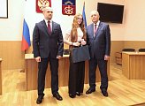 Юным мурманчанам торжественно вручили паспорта в областной Думе