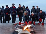 В День героев Отечества в Мурманске возложили цветы к Вечному огню
