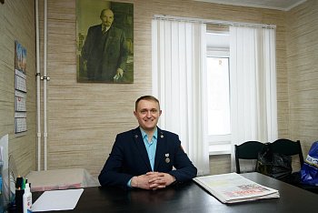 Депутат Мурманской областной Думы Александр Клементьев сообщил о замене крышек на мусорных баках на улице Слюдяной в Ковдоре