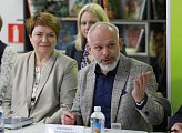 Поддержку семей с детьми в Мурманской области обсудили участники круглого стола