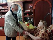 Председатель областной Думы Сергей Дубовой тепло поздравил ветерана Мурманской области Зою Макарову с юбилеем