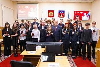 В областной Думе в рамках Всероссийской акции "Мы – граждане России!" юным северянам вручили их  первые паспорта