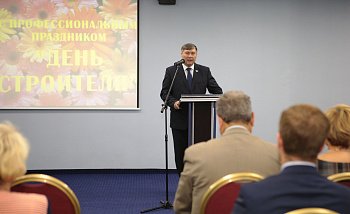 Первый заместитель Председателя регионального парламента Владимир Мищенко поздравил строителей региона с наступающим профессиональным праздником