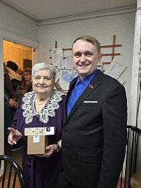 Депутат Мурманской областной Думы Александр Клементьев 4 декабря 2025 года посетил детский сад "Солнышко" и организацию "Дети Великой Отечественной войны"