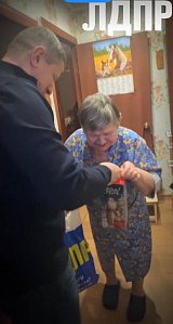 Поздравил с наступающим Новым годом, людей оказавшихся в трудной жизненной ситуации.