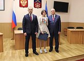 Юным мурманчанам торжественно вручили паспорта в областной Думе