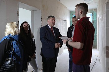 Владимир Мищенко посмотрел ход ремонтных работ  в общежитии Мурманского государственного технического университета 