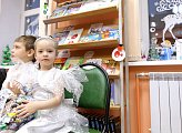 Депутаты Мурманской областной Думы поздравили детей из центра защиты материнства "Колыбель" с наступающим Новым годом
