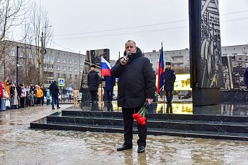 В Мончегорске открыли стелу в честь присвоения почетного звания "Город трудовой доблести"