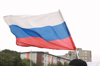 Мурманчане празднуют День Государственного флага