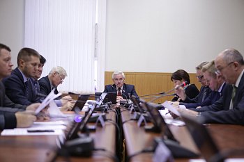 Состоялось заседание комитета Думы по вопросам безопасности, ВПК, делам военнослужащих и ЗАТО под председательством Михаила Ильиных