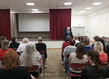 Уважаемые земляки, 14 мая провел рабочую встречу с педагогическим коллективом гимназии № 6, на которой я проинформировал мурманчан о своей деятельности как депутата Мурманской областной Думы