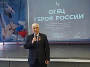 Уважаемые земляки, фотовыставка «Отец Героя» посвященная памяти Героев России продолжает свою работу, 27 апреля принял участие в торжественном открытии данной экспозиции в гимназии № 1 города Мурманска