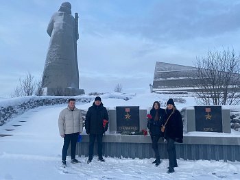Представители ЛДПР возложили цветы к памятнику Алеше в Мурманске