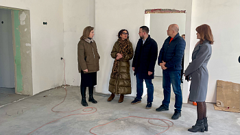 Роман Пономарев проверил, как идет капремонт в 73-м детском саду на Павлика Морозова