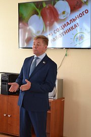 Юрий Шадрин поздравил сотрудников ГАУСОН  "Комплексный центр социального обслуживания населения ЗАТО г. Североморск" с Днем социального работника