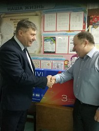  Владимир Мищенко поздравил коллектив МОУ Урагубская средняя общеобразовательная школа с 70 - летним юбилеем