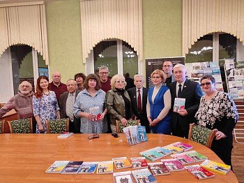 Уважаемые земляки, 27 декабря принял участие в презентации 24-ого альманаха Мурманской писательской организации «Площадь Первоучителей», посвященного 80-летию разгрома немецко-фашистских войск в Советском Заполярье и 10-летию Крымской весны