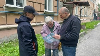 Роман Пономарев встретился с жителями дома №18 на улице Коммуны