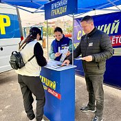 Выездная приёмная Слуцкого продолжает работу с жителями Мурманска