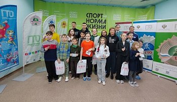 Вручила знаки отличия ГТО мурманчанам