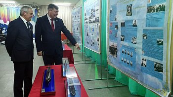 Владимир Мищенко поздравил подводников 31-й Краснознаменной дивизии подводных крейсеров Северного флота с 50-летием со Дня образования 