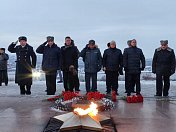В День героев Отечества в Мурманске возложили цветы к Вечному огню