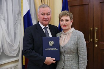 Сегодня губернатор Мурманской области Марина Ковтун вручила Василию Омельчуку благодарственное письмо Президента России. 