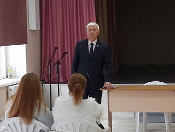 Уважаемые земляки, 12 мая вместе с депутатом Мурманской областной Думы Германом Александровичем Ивановым провели рабочую встречу с коллективом Первомайского Дома детского творчества