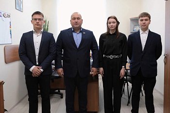 Александр Богович провёл встречу со студентами и учащимся в Мурманской областной Думе.