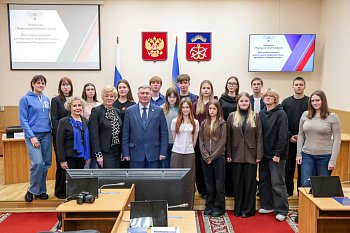 В Мурманской областной Думе прошел День открытых дверей для одаренных школьников