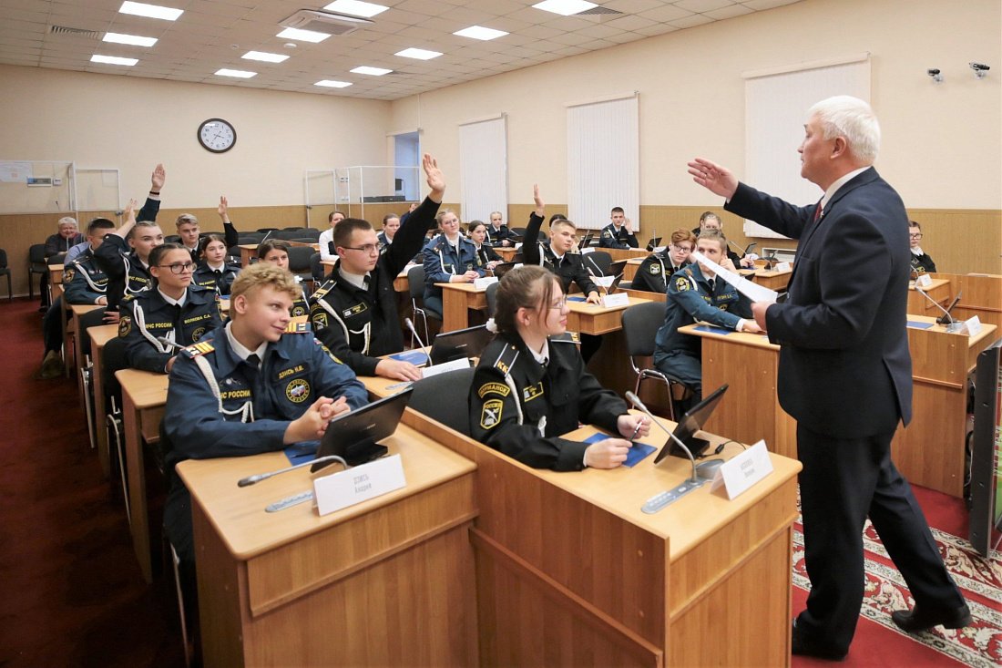 В региональном парламенте прошел День открытых дверей с участием мурманских кадетов