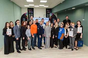 Роман Пономарев в Доме молодежи наградил победителей конкурса «Доброволец Мурманска-2026»