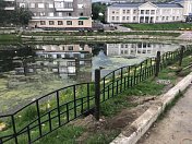 По периметру потенциально опасного пруда в сквере на улице Марата в Мурманске установили ограждения