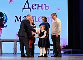 Спикер областной Думы Сергей Дубовой поздравил северянок с наступающим  Днем матери 