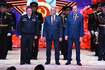 Сергей Дубовой поздравил жителей Полярного с наступающим праздником Победы