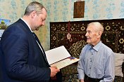 10 мая депутат Мурманской областной Думы Максим Иванов поздравил со 100-летием ветерана войны и труда, жителя г. Мончегорска Кащеева Михаила Васильевича.