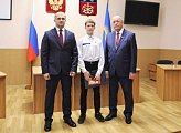 Юным мурманчанам торжественно вручили паспорта в областной Думе