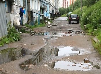 Роман Пономарев совместно с ОНФ просит отремонтировать разбитую дорогу возле общества глухих и Дома молодежи в Мурманске
