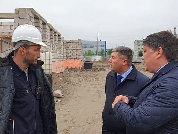 Первый вице-спикер регионального парламента Владимир Мищенко проверил ход строительства детского сада-яслей в Полярном