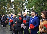 Депутаты областной Думы почтили память защитников Заполярья