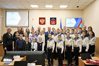 В областной Думе прошел День открытых дверей для учащихся из Североморска и Никеля