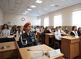 Юным мурманчанам торжественно вручили паспорта в областной Думе