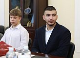 Сергей Дубовой вручил юным спортсменам награды Мурманской областной Думы 