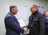 Первый вице-спикер областной Думы Владимир Мищенко поздравил с наступающим профессиональным праздником коллектив автобазы 